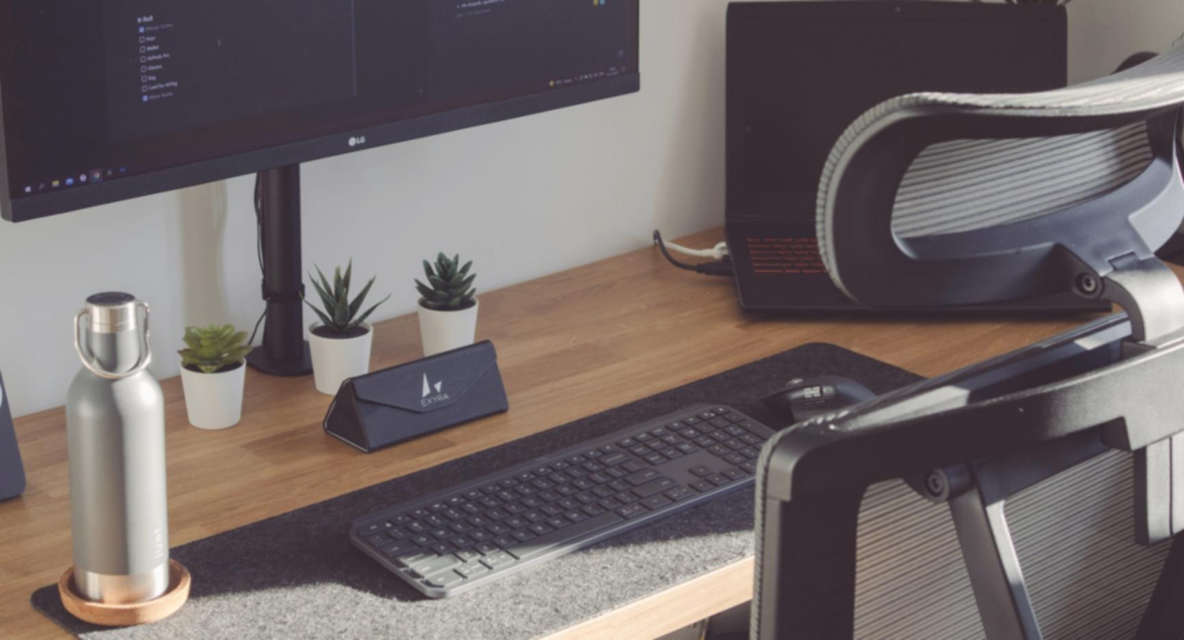 Oficina moderna de Kiravex Designs con un ambiente acogedor y profesional