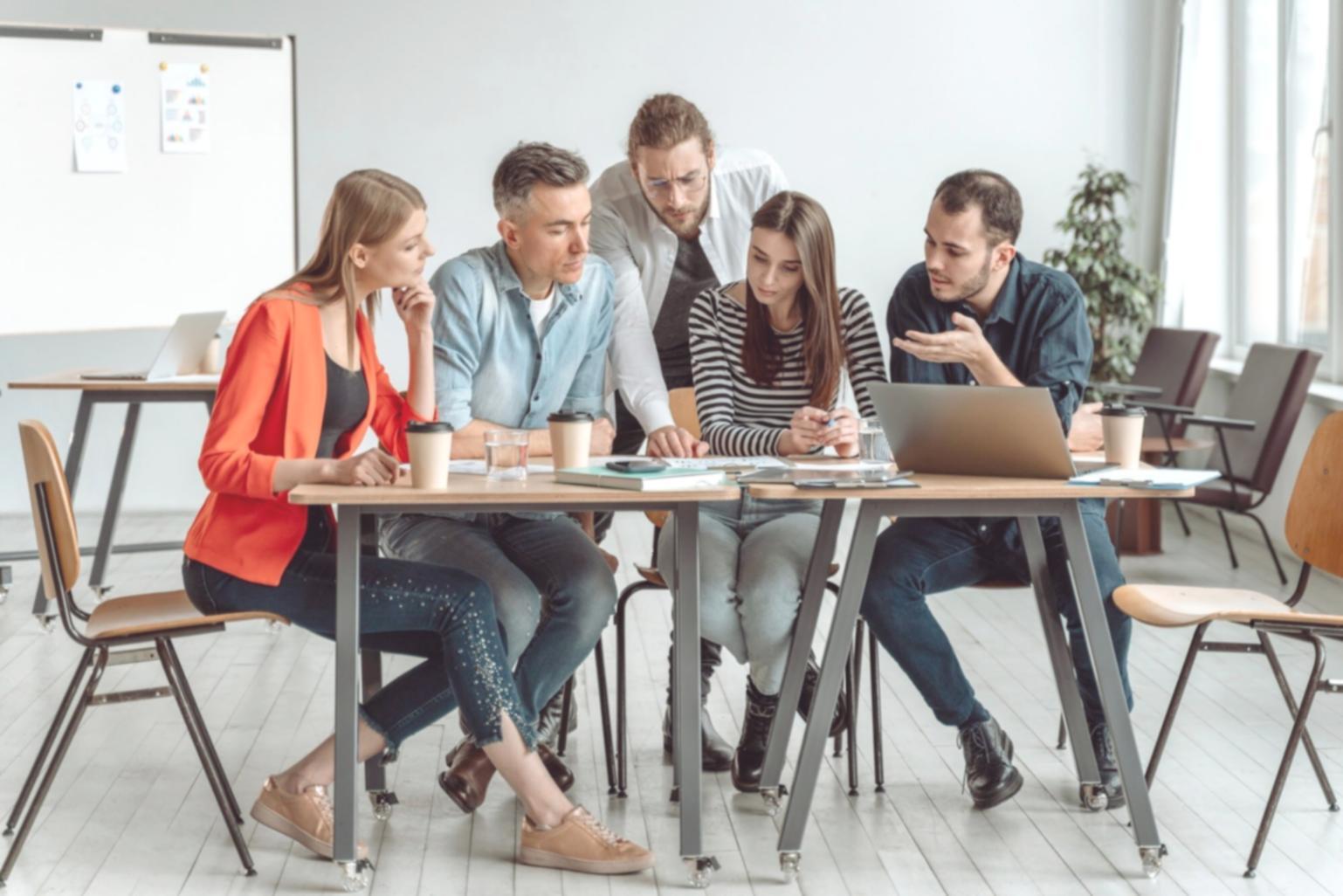Equipo de Kiravex Designs trabajando en análisis financiero